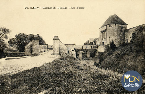 FK-091-Caen, la caserne du château et les fossés.jpg
