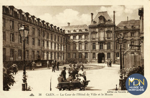 3-4 - FK-094-Caen, la cour de l'Hôtel de ville et le musée.jpg