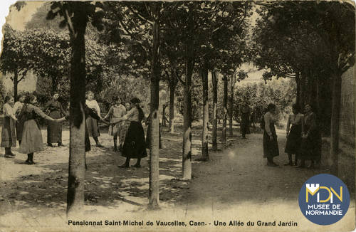 cl_02_134_Pensionnat St-Michel de Vaucelles Caen- Une allée du Grand Jardin.jpg