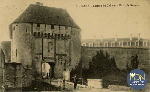 cl_02_036_Caen - Caserne du Château- porte de secours.jpg
