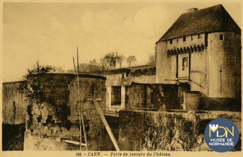 cl_02_037_Caen-Porte de secours du Château.jpg