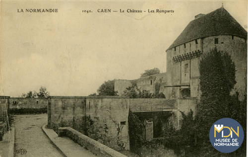 cl_02_038_Caen- le château - les remparts.jpg