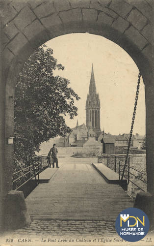 cl_01_121_Caen-le pont levis du chateau et l'église St pierre.jpg