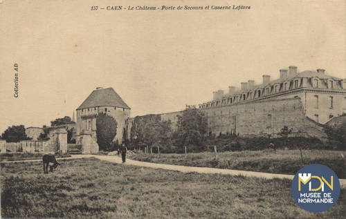 cl_01_162_Caen-le château- porte de secours et la caserne Lefèvre.jpg
