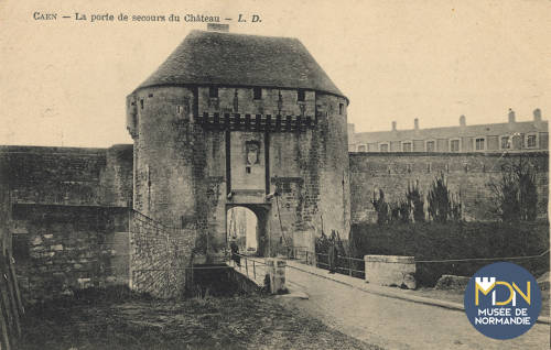 cl_01_163_Caen- la porte de secours du château.jpg