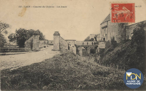 cl_01_165_Caen caserne du château- les fossés.jpg