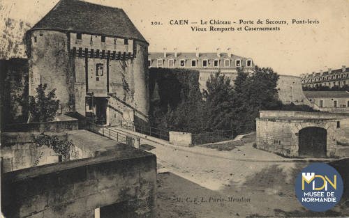 cl_01_166_Caen- le château, porte de secours, pont levis, les remparts et casernement.jpg