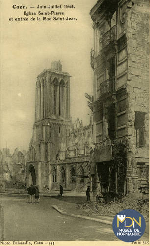 19 - cl_11_002_Caen- Juin,Juillet 1944 -Rue et église St-Pierre et entrée de la rue St-Jean.jpg