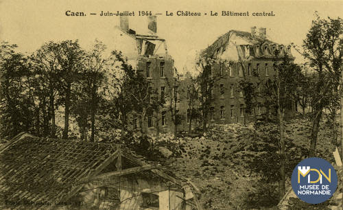 cl_11_068_Caen- Juin,Juillet 1944- Le château - Le Batiment central.jpg