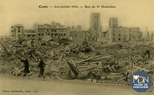 cl_11_136__Caen Juin,Juillet 1944-Rue du 11 Novembre.jpg