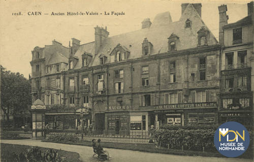 4-14 - Cl_04_299_CAEN- Ancien Hôtel-le-Valois - La façade.jpg