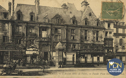 12-2 - Cl_04_304_CAEN- L'ancien Hôtel le Valois - Façade Place St-Pierre.jpg