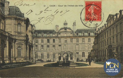 1 - Cl_05_100_CAEN- Cour de l'Hôtel de ville.jpg