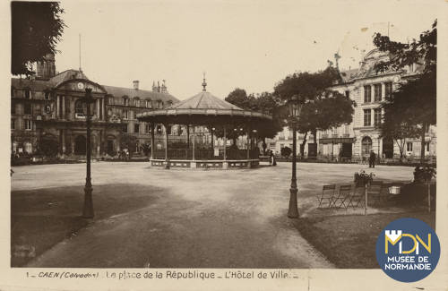K Cl_05_119_CAEN- Place de la république- L'Hôtel de ville.jpg
