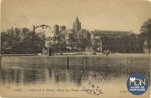 Cl_06_401_Caen-Eglise de la trinité, abbaye aux dames, vue prise du port.jpg