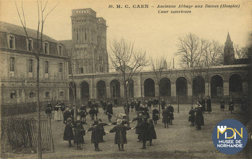 Cl_06_415_Caen-Ancienne abbaye aux dames (hospice)-Cour intérieure.jpg