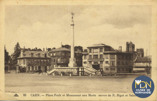C-E - Cl_06_427_Caen-Place Foch et monument aux mort.jpg