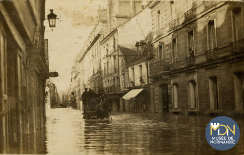 261-255 - Cl_09_333_Caen_Inondations 1925_Rue St Jean.jpg