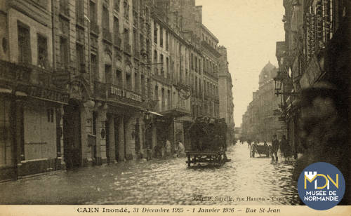 75-85 - Cl_09_299_Caen Inondé_31 décembre 1925-1er janvier 1926_Rue St Jean.jpg