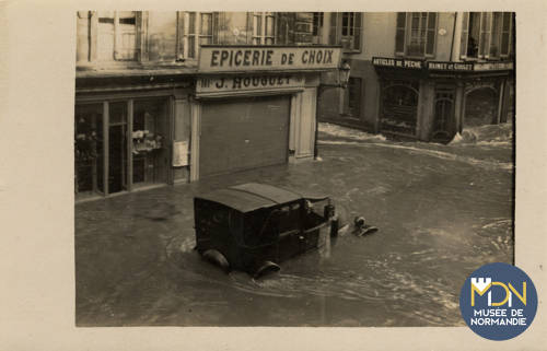 161-163 - Cl_09_295_Caen_Inondations_Rue St Jean angle Rue des Carmes.jpg