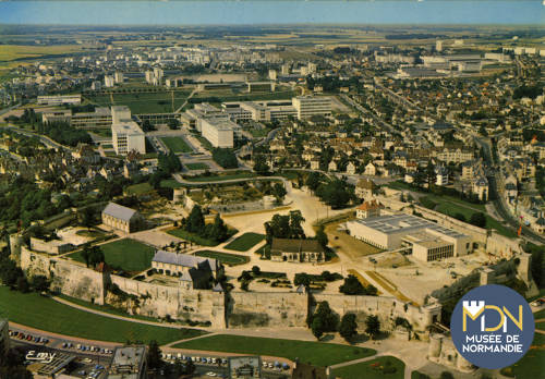 Cl_12_395_Caen_vue aérienne_les remparts du Château et l'Université.jpg
