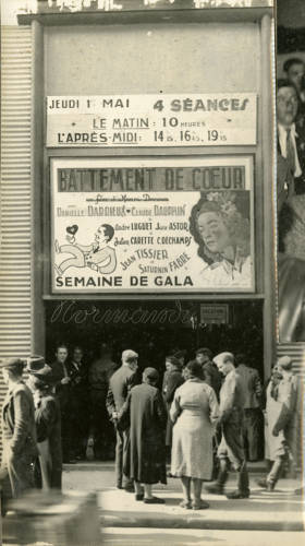 VB-EP4_30a_Caen_Cinema Normandie_Entree avec a l affiche  Battement de cœur et public.jpg