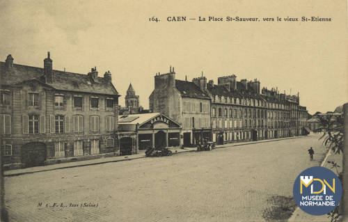 19-35 - Cl_06_116_Caen-La place St Sauveur, vers le vieux St Etienne.jpg