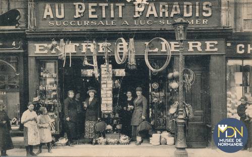 6 - Au Petit Paradis, place Saint-Pierre (Léger).jpg